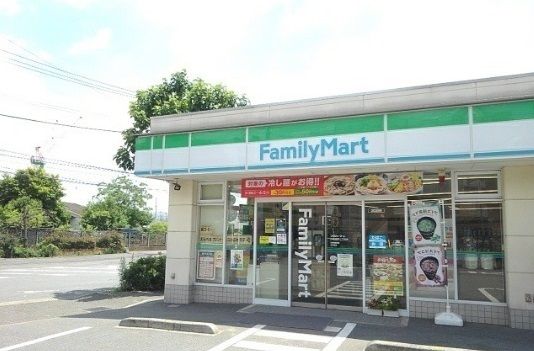 近くのファミリーマートまで110m(徒歩2分)