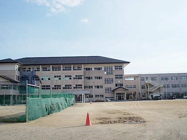 近くの西中学校まで950m(徒歩12分)
