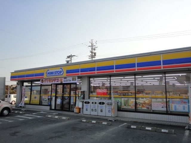 近くのミニストップ菰野店まで1,000m（徒歩13分）