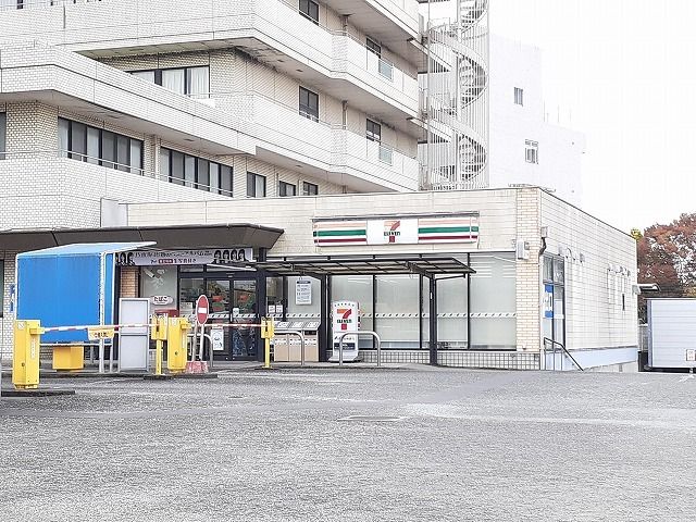 近くのコンビニまで700m（徒歩9分）