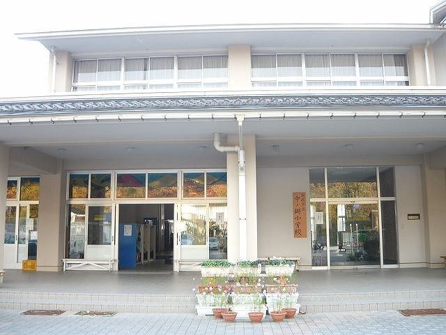 近くの中ノ郷小学校まで700m（徒歩9分）