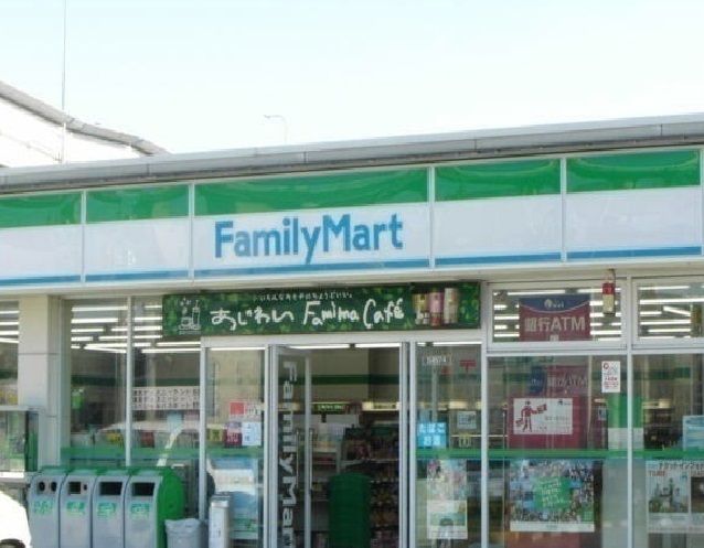 近くのファミリーマートまで80m（徒歩1分）