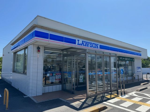 近くのローソン三軒屋店まで500m（徒歩7分）
