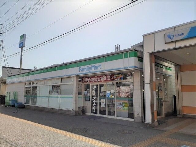 近くのファミリーマートまで30m(徒歩1分)