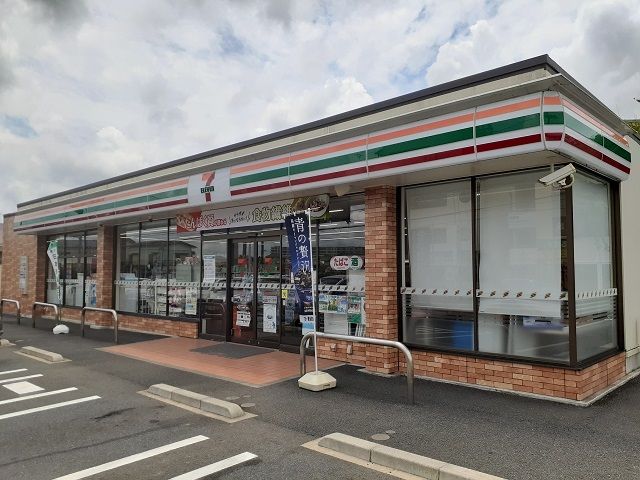 近くのセブンイレブン取手白山3丁目店まで270m（徒歩4分）