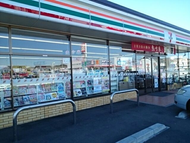 近くのセブンイレブン小山犬塚６丁目店まで400m（徒歩5分）