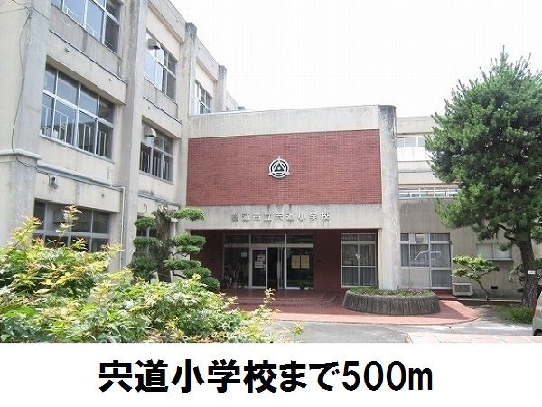 近くの宍道小学校まで500m（徒歩7分）