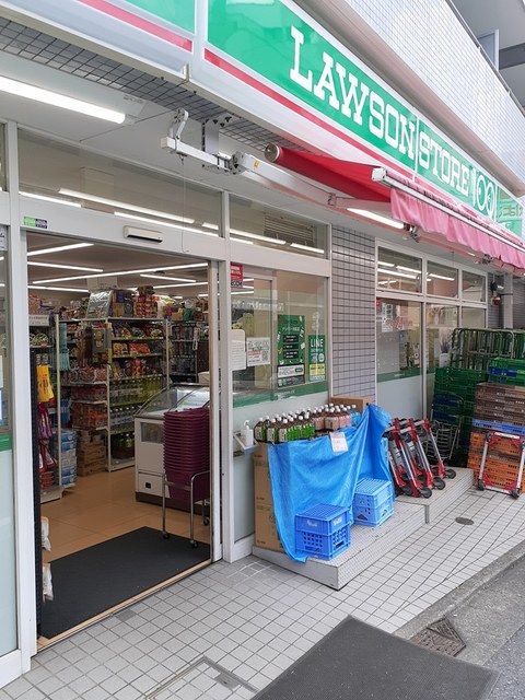 近くのローソンストア100まで128m（徒歩2分）