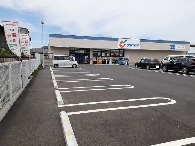 近くのカワチ薬品まで1,400m（徒歩18分）