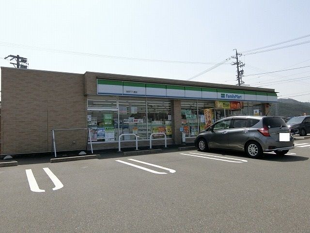 近くのファミリーマート池田下八幡店まで675m(徒歩9分)