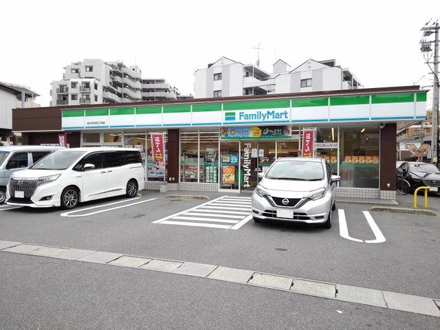 近くのファミリーマートまで800m(徒歩10分)