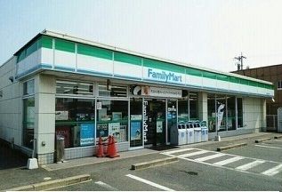 近くのファミリーマートまで450m（徒歩6分）