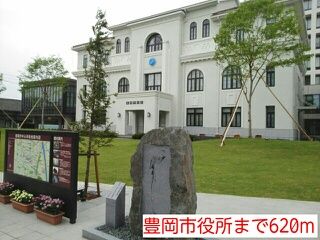 近くの豊岡市役所まで620m(徒歩8分)