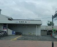 近くの花崎駅まで1,700m（徒歩22分）