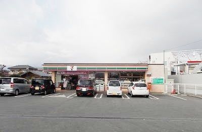 近くのセブンイレブン三島谷田北店まで600m（徒歩8分）