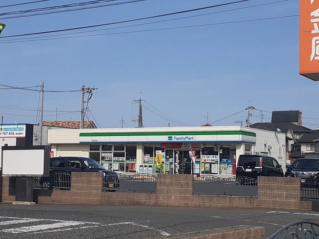 近くのファミリーマート岡山妹尾店まで600m（徒歩8分）