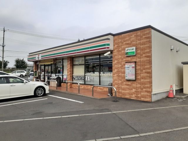 近くのセブンイレブン前橋総社町店まで600m（徒歩8分）