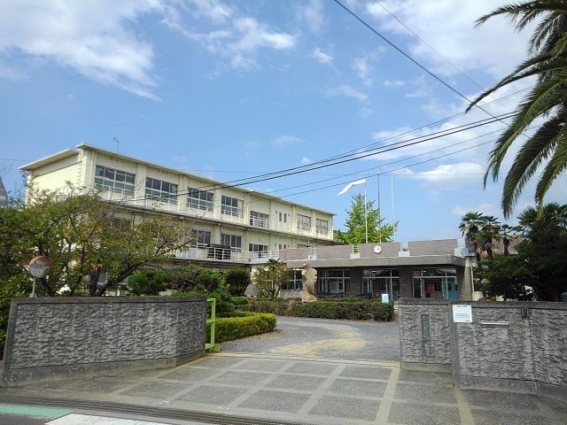 近くの坂出市立林田小学校まで850m(徒歩11分)