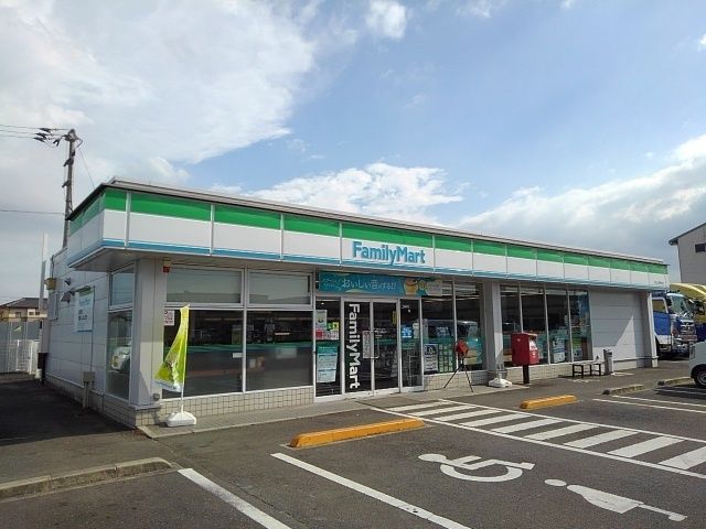近くのファミリーマート坂出工業団地店まで600m（徒歩8分）