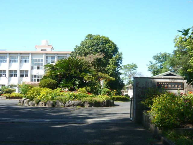 近くの吉田南中学校まで700m（徒歩9分）