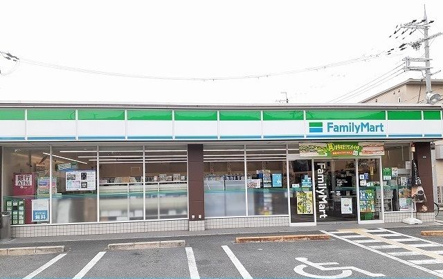 近くのファミリーマート様まで80m（徒歩1分）