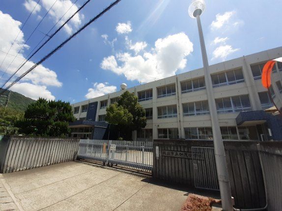 近くの坂出市立加茂小学校まで500m（徒歩7分）
