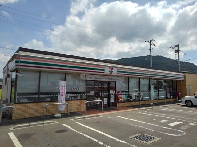 近くのセブンイレブン坂出加茂町店まで900m（徒歩12分）