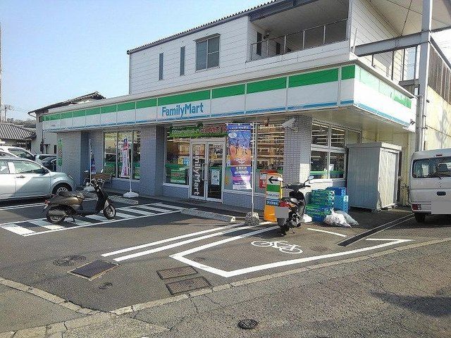 近くのファミリーマートまで1,400m（徒歩18分）