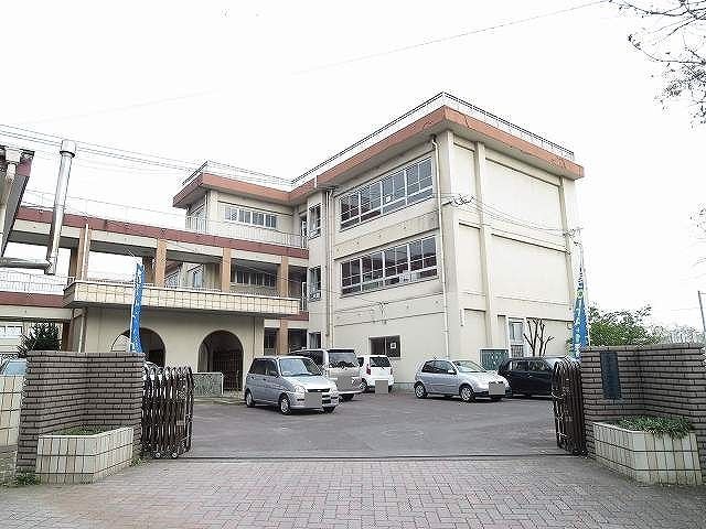 近くの城南小学校まで1,200m（徒歩15分）