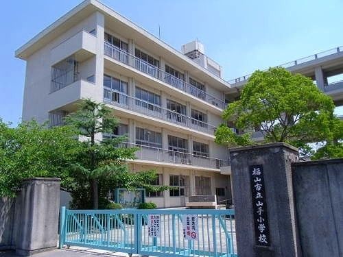 近くの小学校まで400m（徒歩5分）