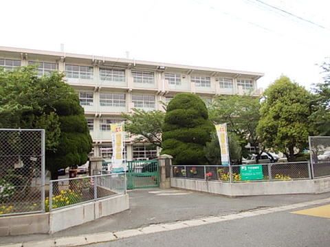 近くの北九州市立 松ヶ江南小学校まで550m(徒歩7分)