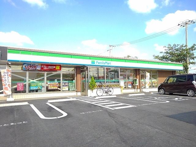 近くのファミマアワセベイストリート店まで650m（徒歩9分）