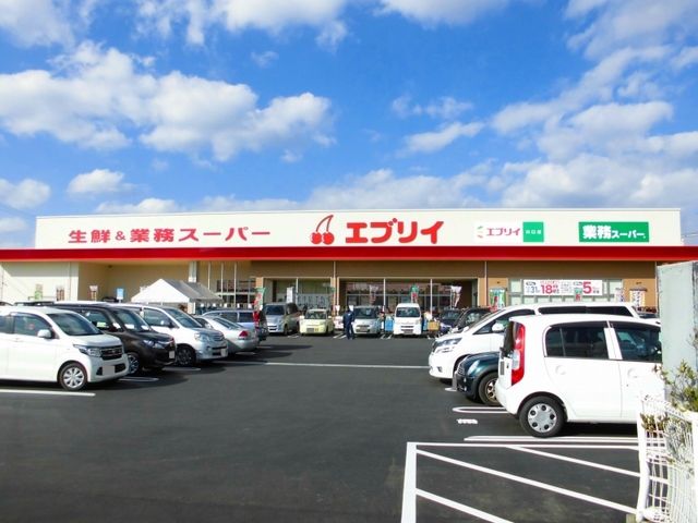 近くのエブリイ川口店まで450m（徒歩6分）