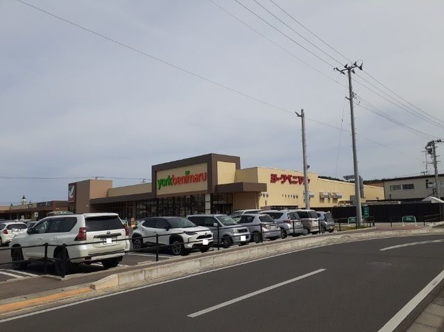 近くのヨークベニマル原町店まで600m（徒歩8分）