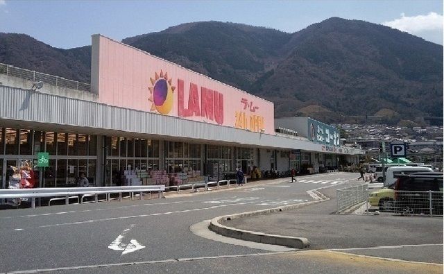 近くのラ・ムーまで2,900m(徒歩37分)