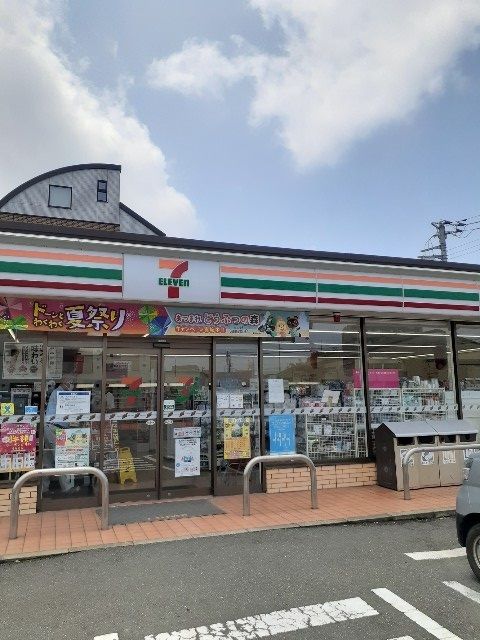 近くのセブンイレブン伊勢崎下植木店まで450m（徒歩6分）