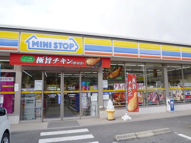 近くのファミリーマートまで1,600m（徒歩20分）