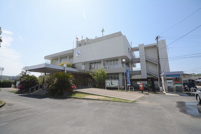 近くの役所まで550m（徒歩7分）