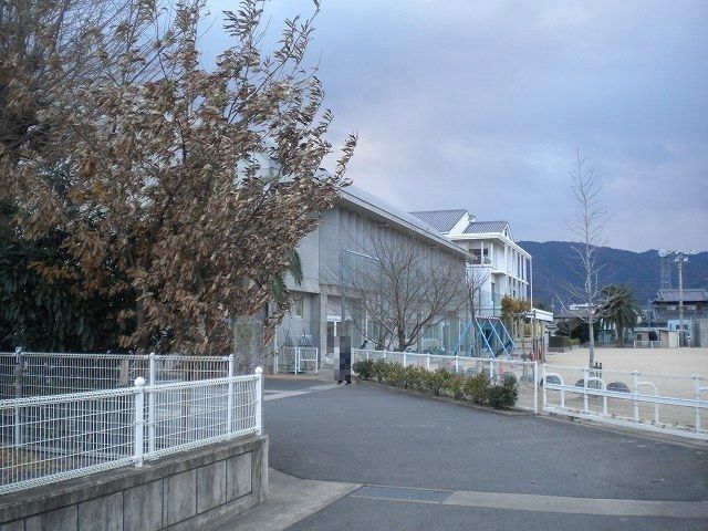 近くの鴨島小学校まで650m（徒歩9分）