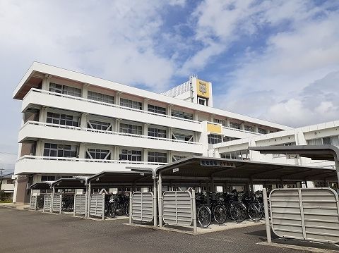 近くの鴨島第一中学校まで1,000m（徒歩13分）