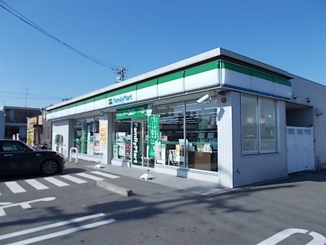 近くのファミリーマート岐阜北鶉店まで900m（徒歩12分）