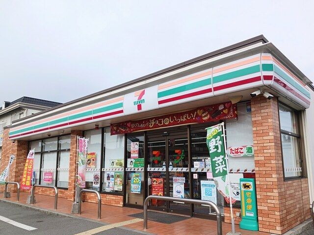 近くのコンビニまで250m（徒歩4分）
