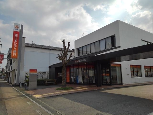 近くの銀行まで600m（徒歩8分）