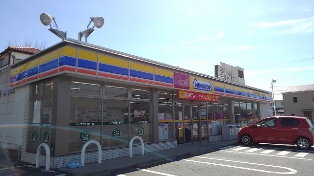 近くのコンビニまで550m（徒歩7分）