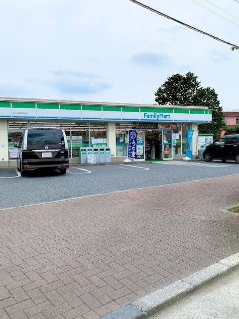近くのファミリーマートあきる野草花店まで98m（徒歩2分）