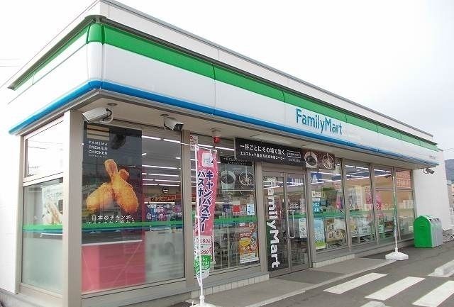 近くのファミリーマート上大井店まで450m（徒歩6分）