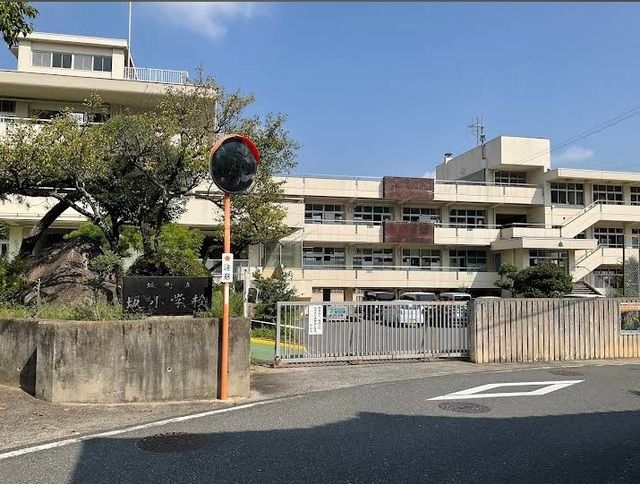 近くの坂小学校まで1,300m(徒歩17分)