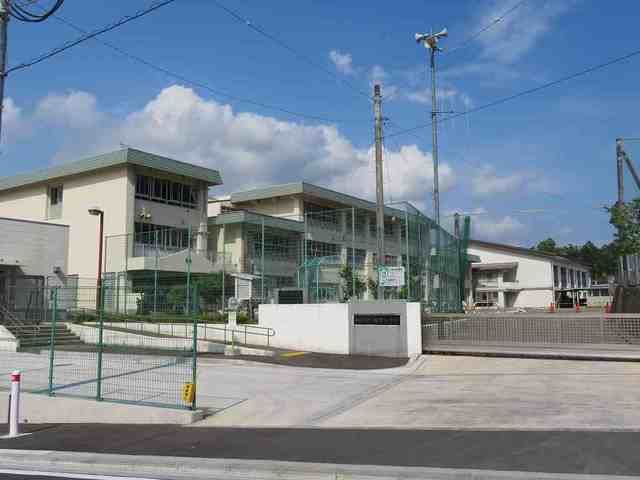 近くの藤野小学校まで370m（徒歩5分）
