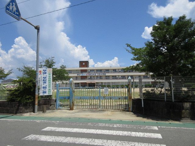近くの大川市立三又小学校まで900m（徒歩12分）
