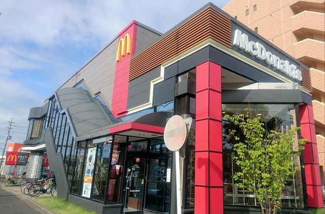 近くのマクドナルド鳴海山下店まで700m（徒歩9分）